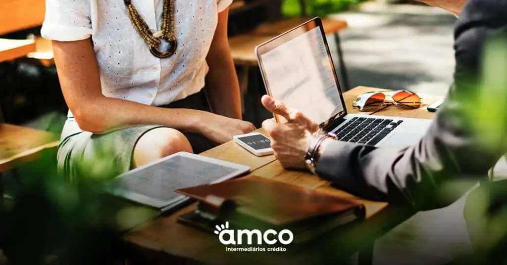 Senhora a pedir um crédito consolidado